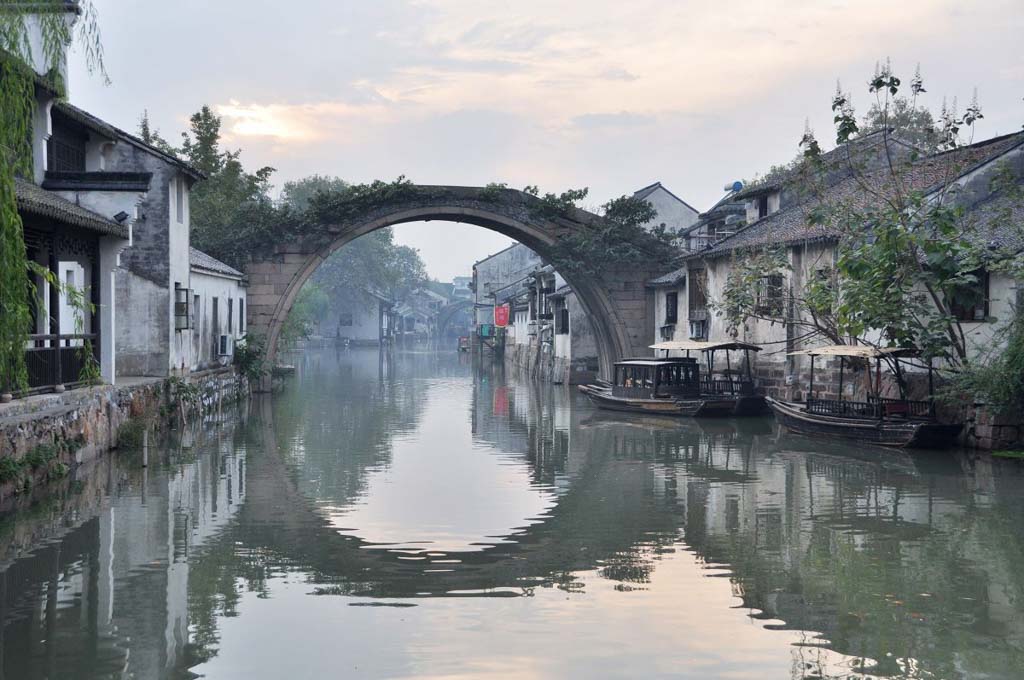 We provided consultant and curating services to a tourist destination town near Shanghai to develop an arts festival according to the local history and landscape.
