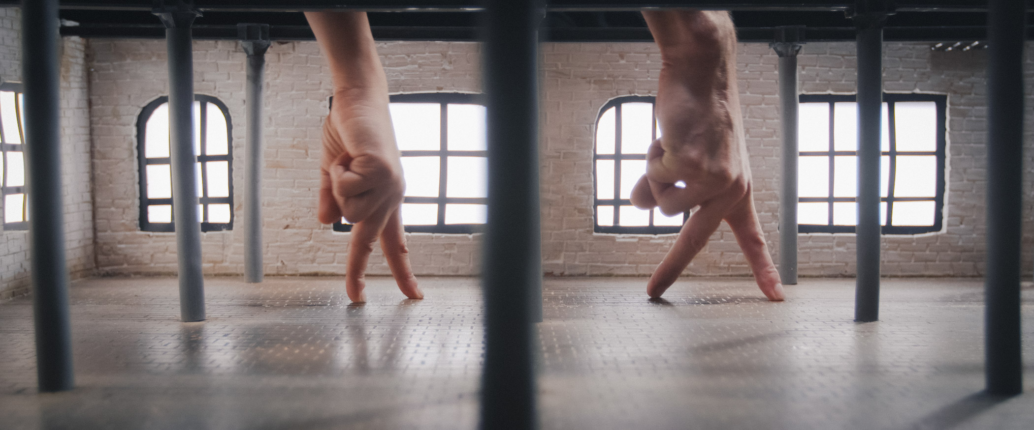 In Du Bout Des Doigts, Belgian artists Gabriella Iacono and Grégory Grosjean transform fingertips into dancers and miniature sets into entire worlds. Combining live cinema, choreography, theatre, photography, and visual art, the performance creates a mesmerising dialogue between the intimate and the epic, where every movement is captured in real time and projected onto a large screen.